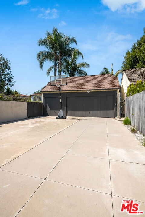 157 N Las Palmas Avenue