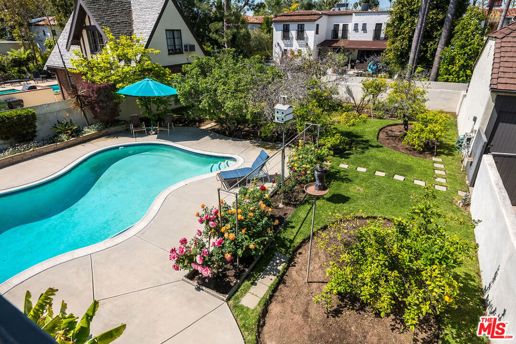 157 N Las Palmas Avenue