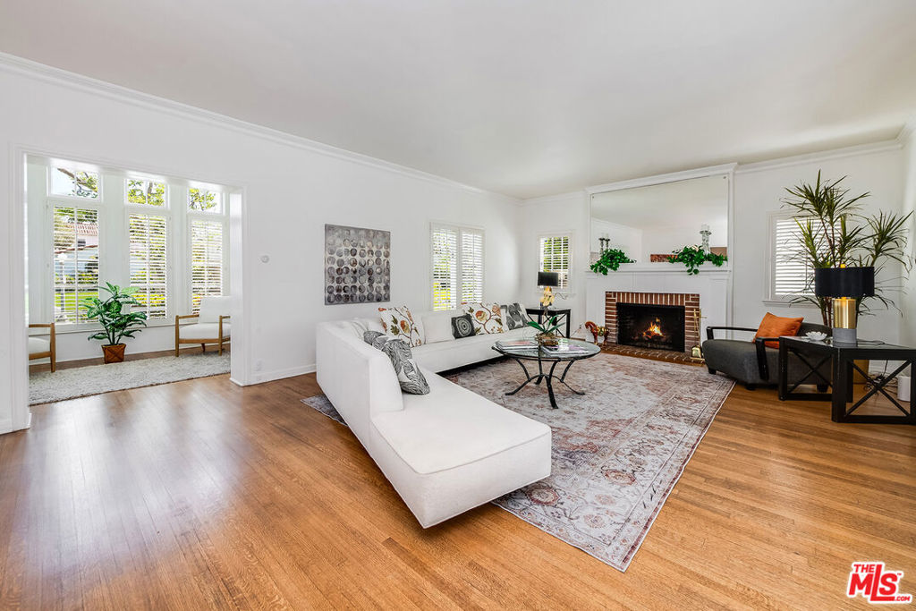 157 N Las Palmas Avenue