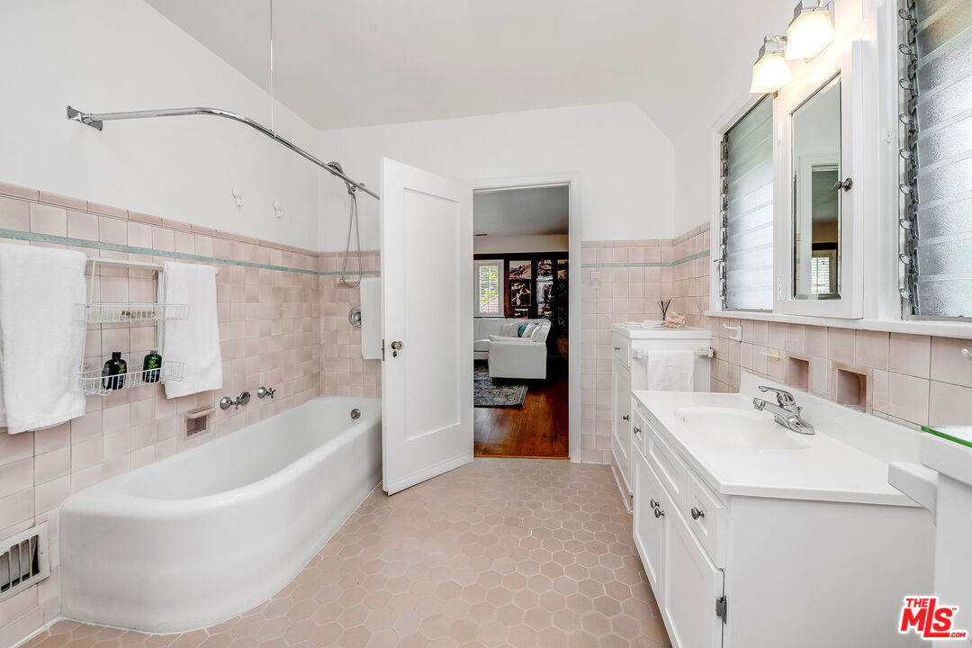 157 N Las Palmas Ave