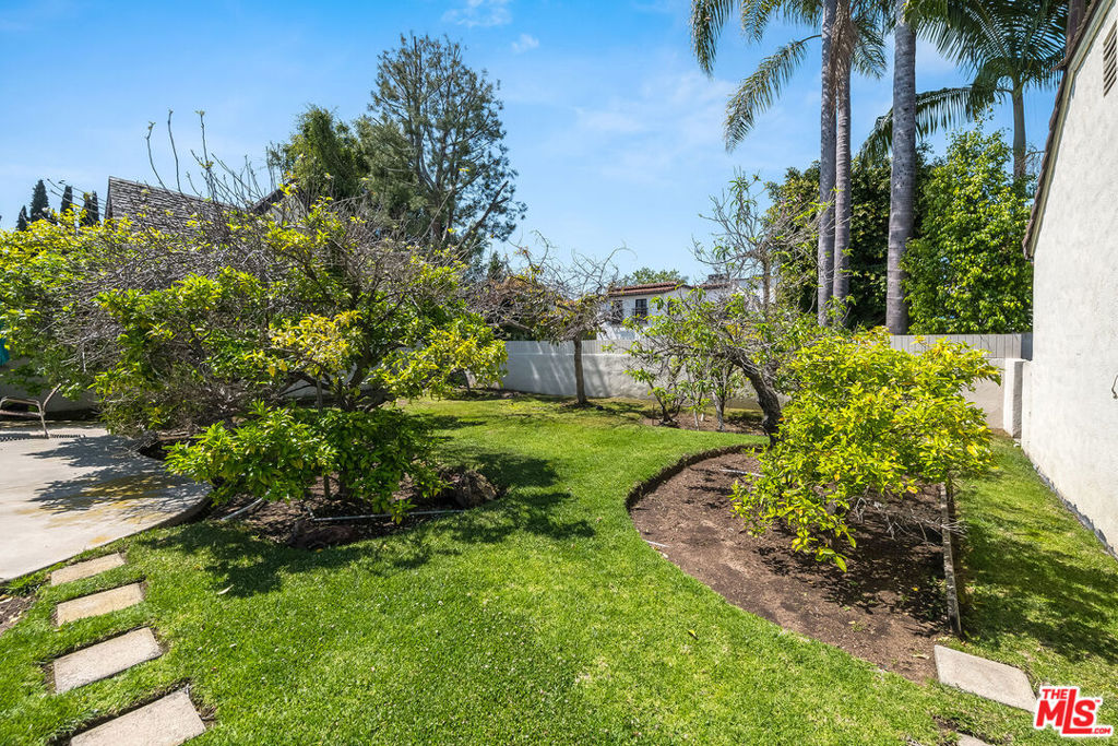 157 N Las Palmas Avenue