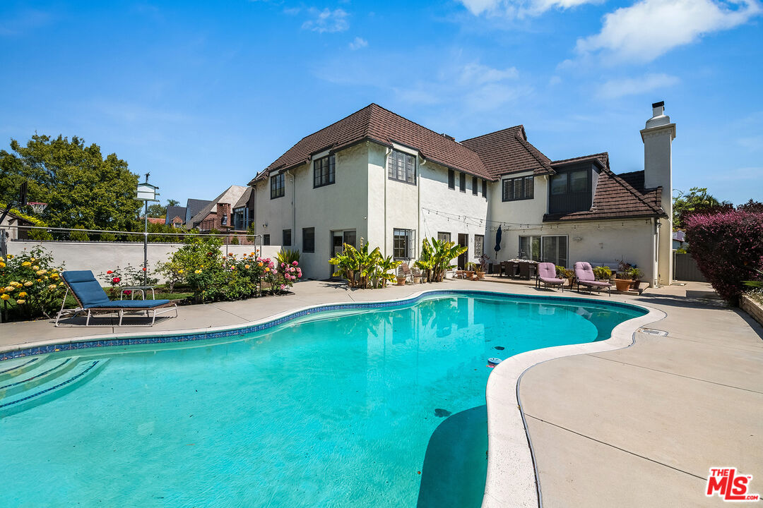 157 N Las Palmas Ave
