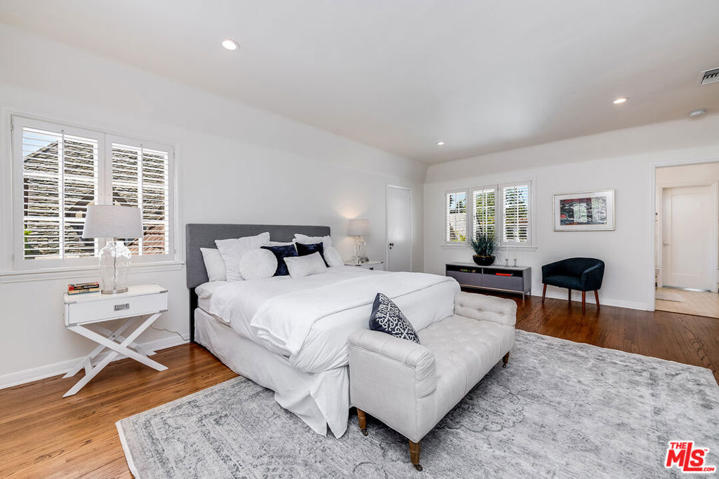 157 N Las Palmas Avenue