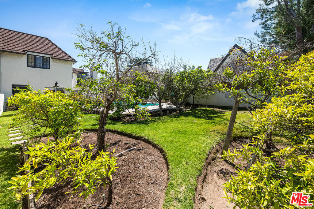 157 N Las Palmas Avenue