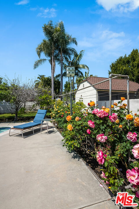 157 N Las Palmas Ave