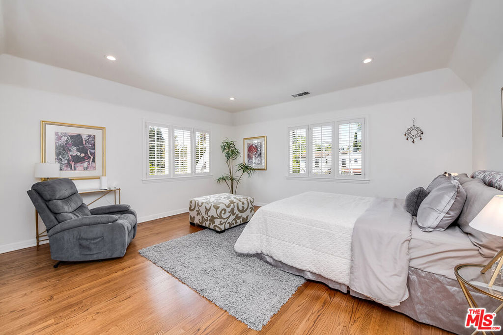 157 N Las Palmas Avenue