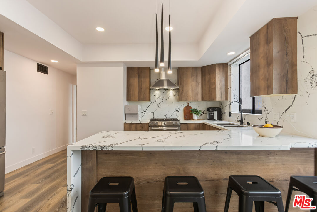 1210 N Kings Rd Unit: 101