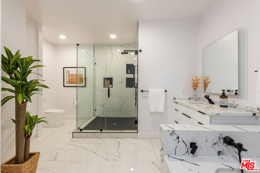 1210 N Kings Rd Unit: 101