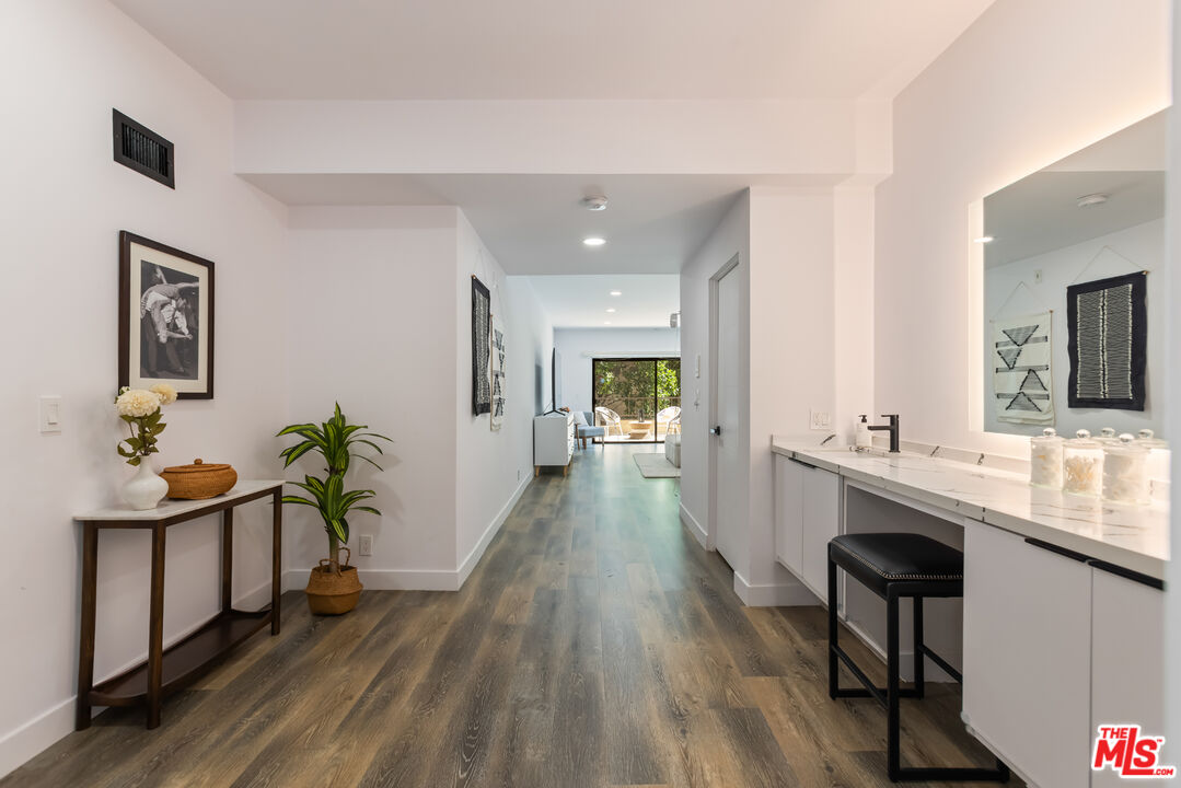 1210 N Kings Rd Unit: 101