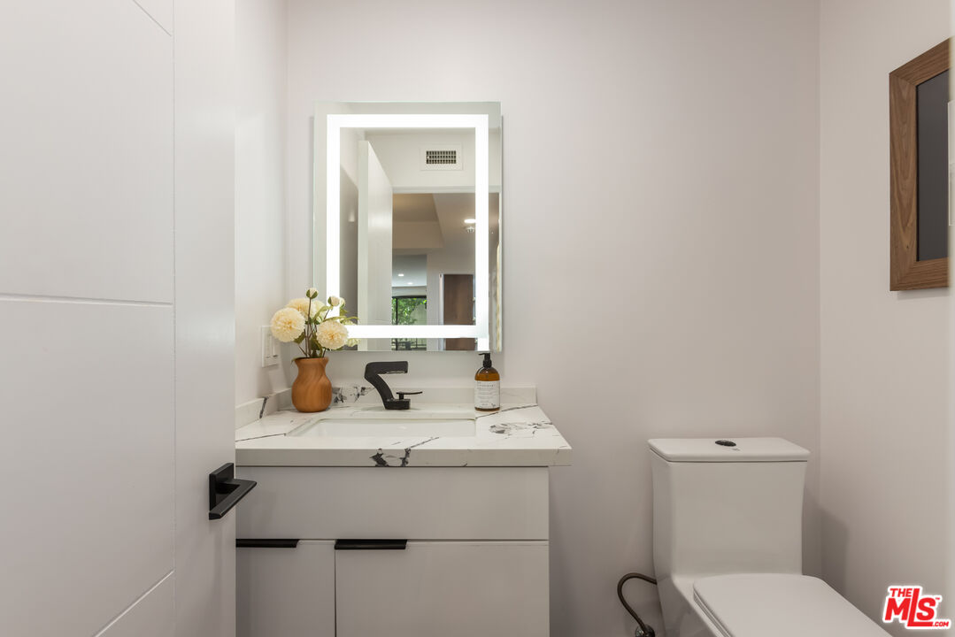 1210 N Kings Rd Unit: 101