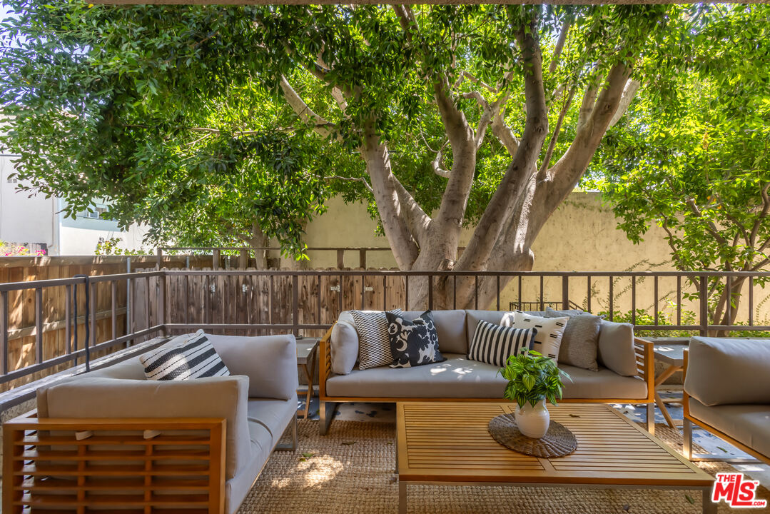 1210 N Kings Rd Unit: 101