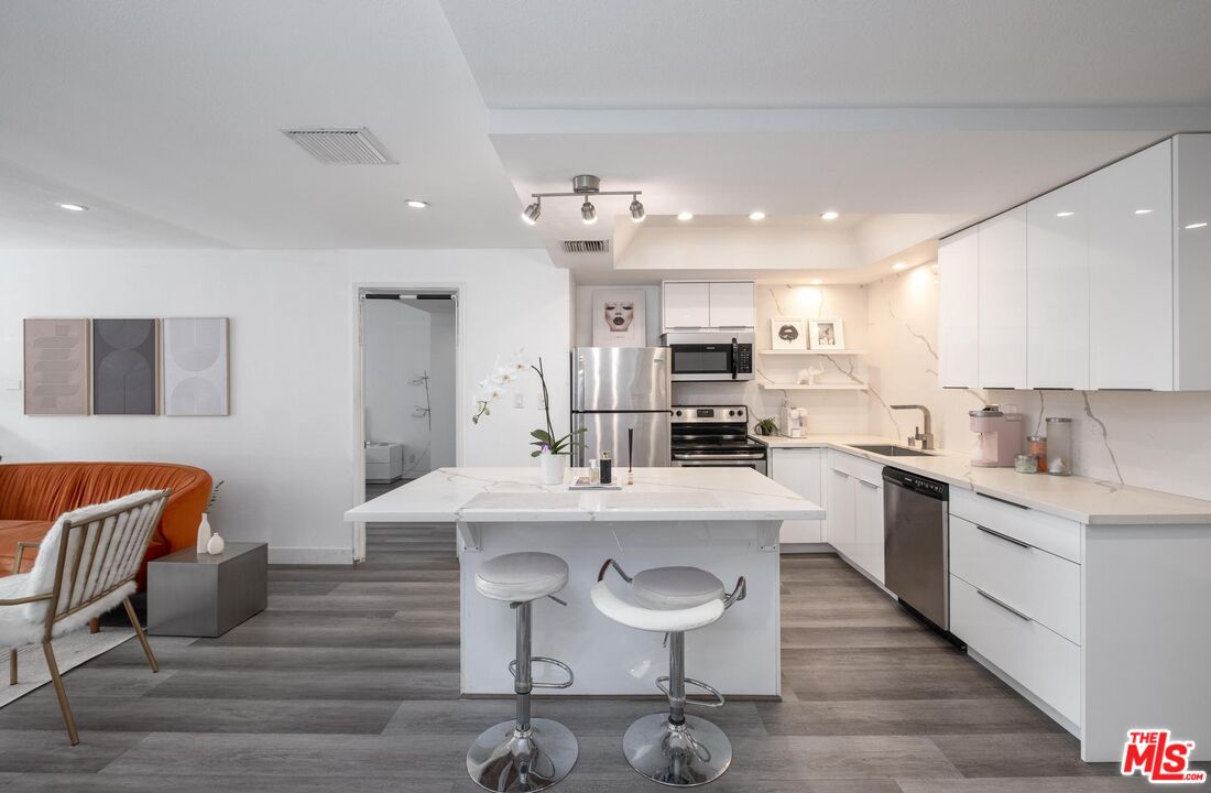321 S San Vicente Blvd Unit: 101