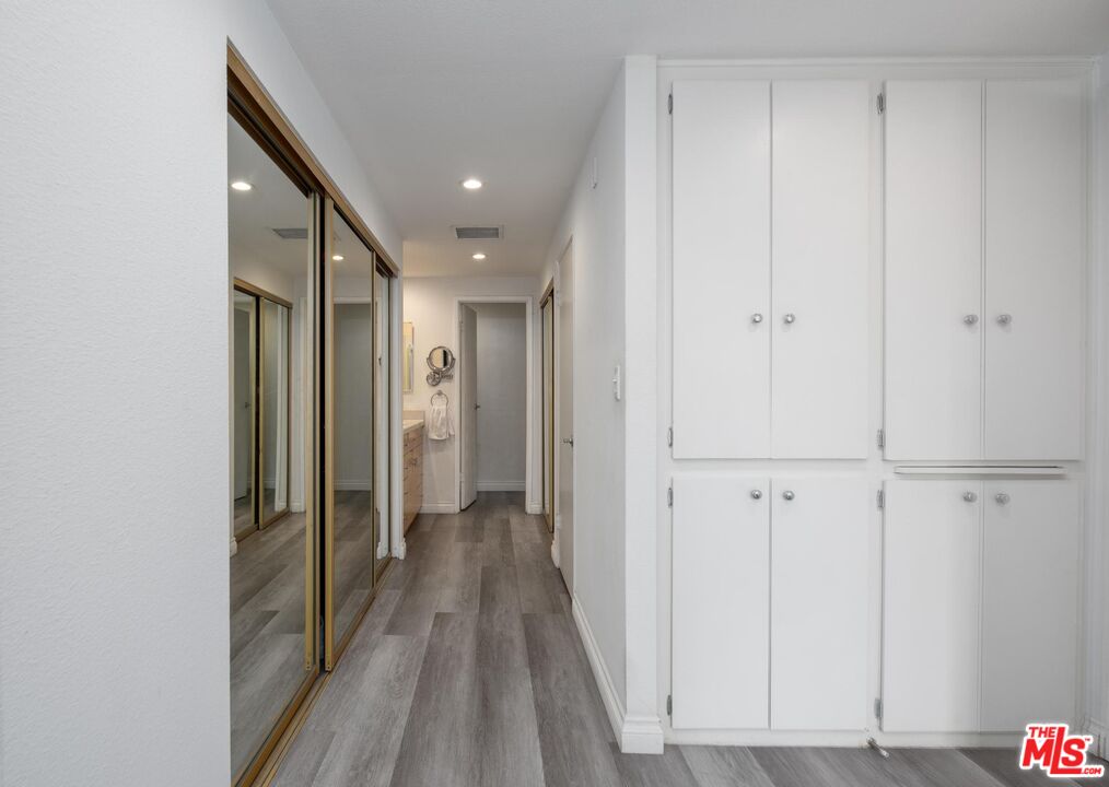 321 S San Vicente Blvd Unit: 101