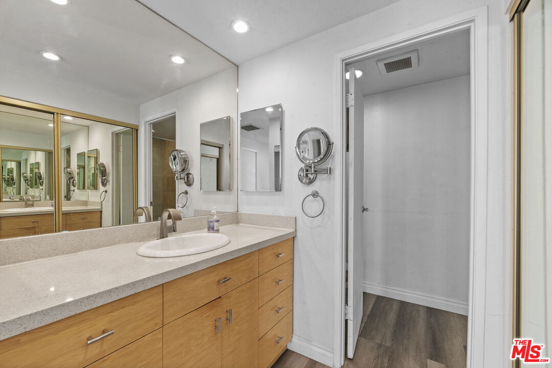 321 S San Vicente Blvd Unit: 101