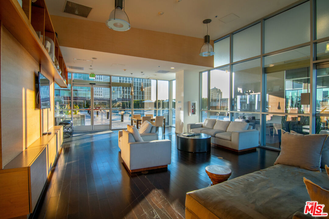 3785 Wilshire Blvd Unit: PH2