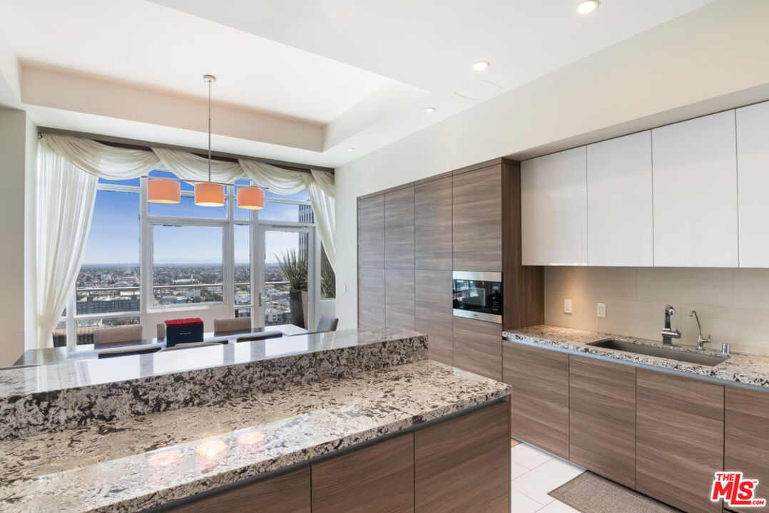 3785 Wilshire Blvd Unit: PH2