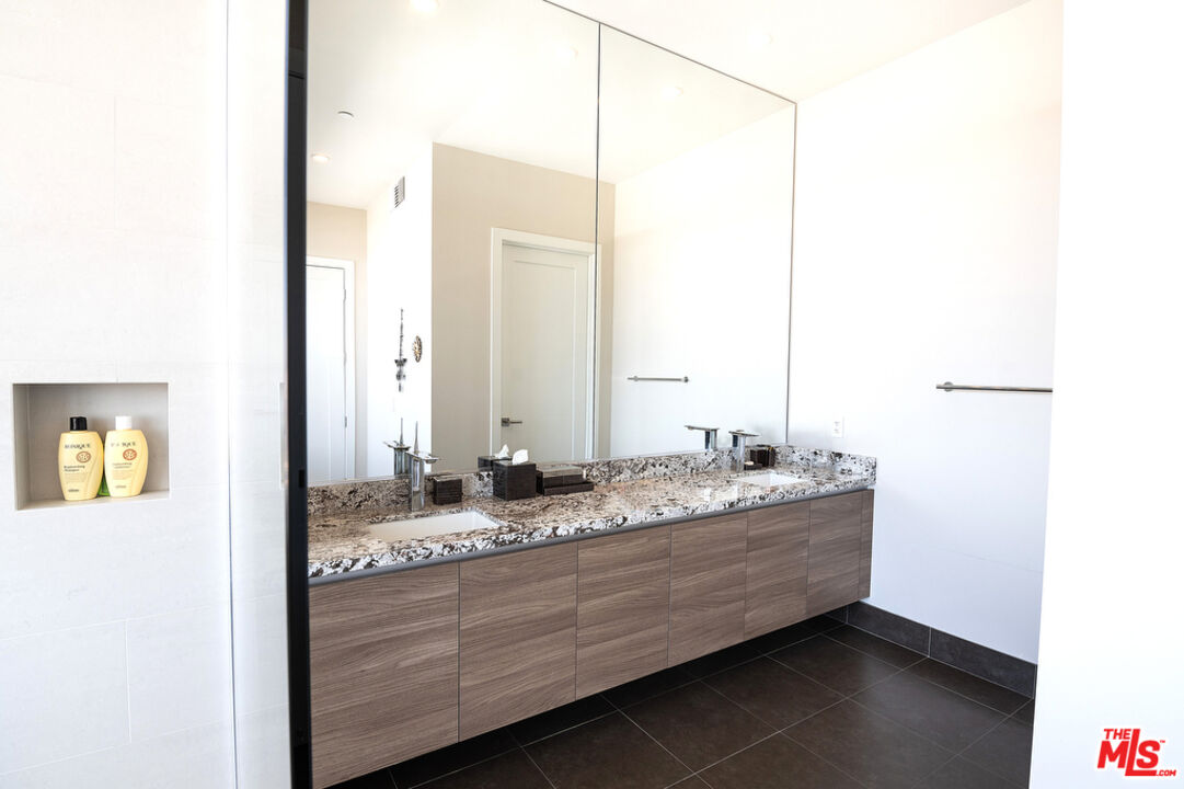3785 Wilshire Blvd Unit: PH2