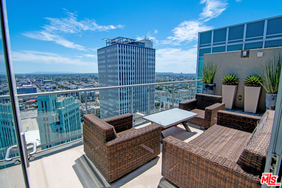 3785 Wilshire Blvd Unit: PH2