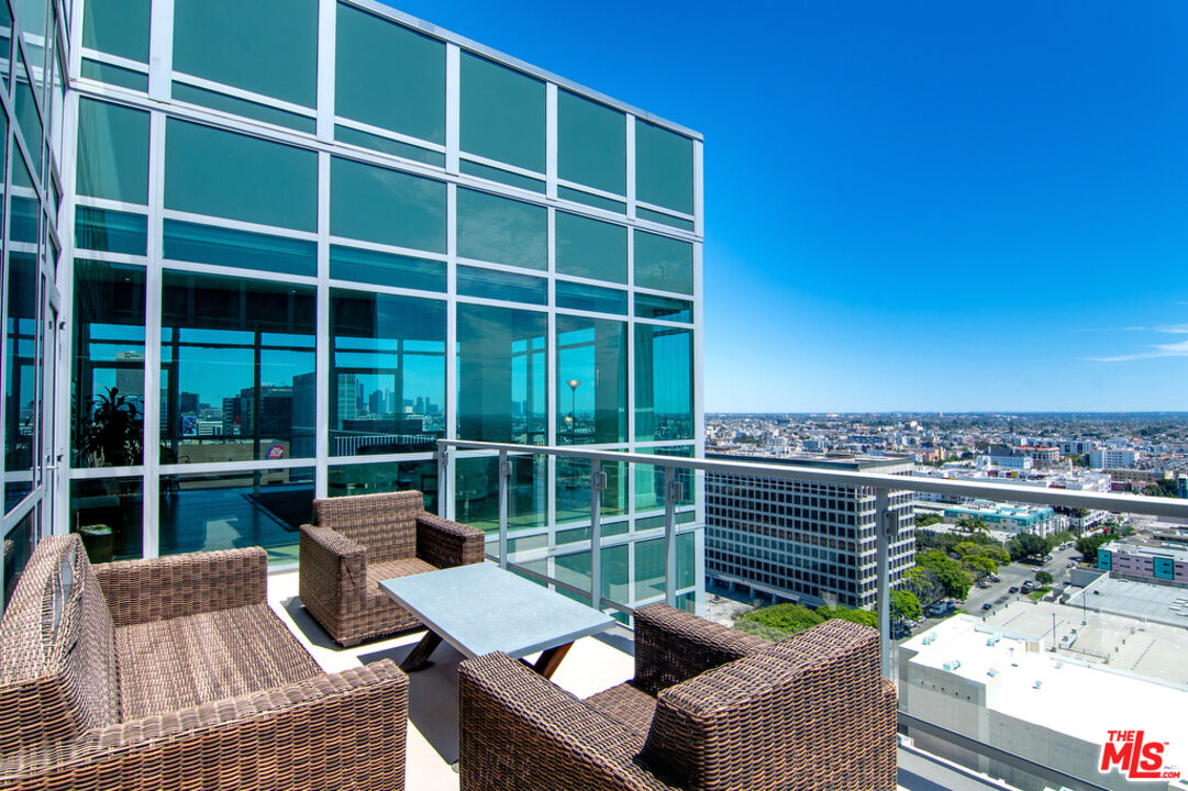 3785 Wilshire Blvd Unit: PH2
