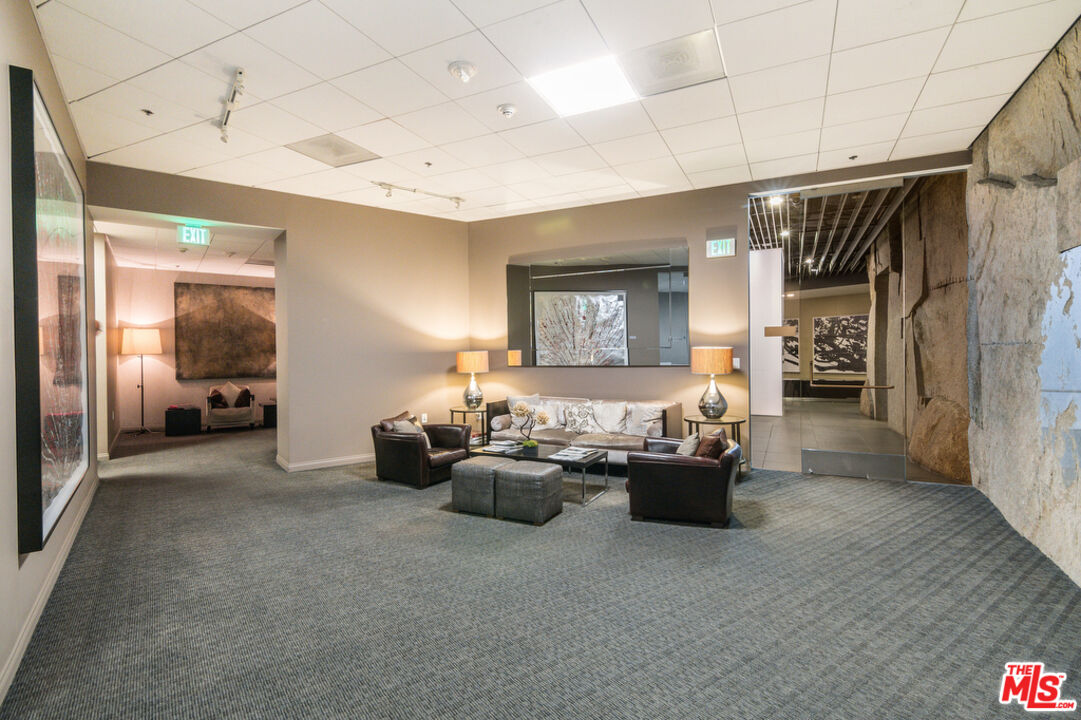 3785 Wilshire Blvd Unit: PH2