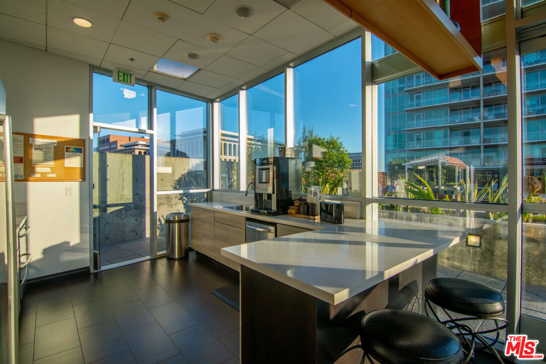 3785 Wilshire Blvd Unit: PH2