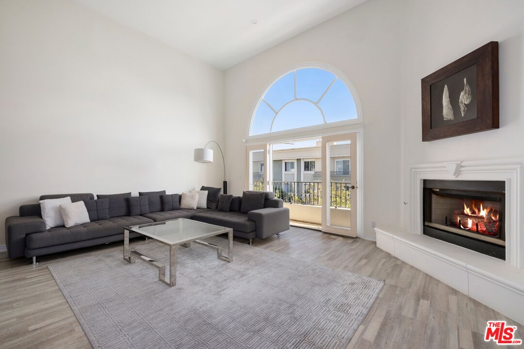 435 Arnaz Dr Unit: 303