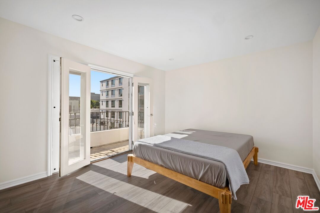 435 Arnaz Dr Unit: 303