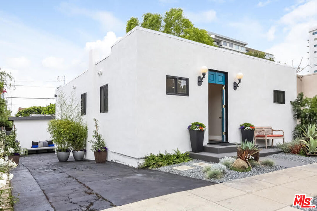 9016 Dicks St