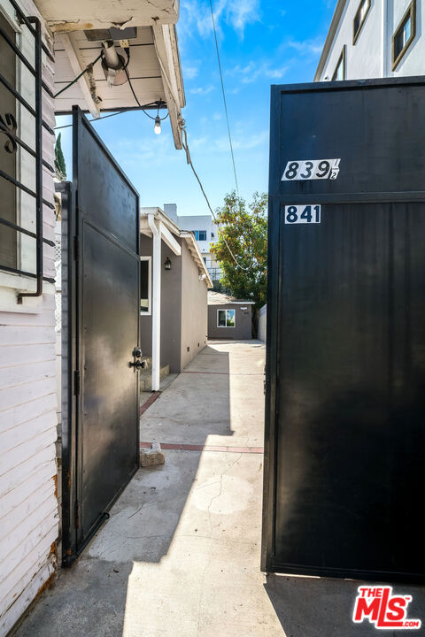 839 Wilcox Ave Unit: 1/2