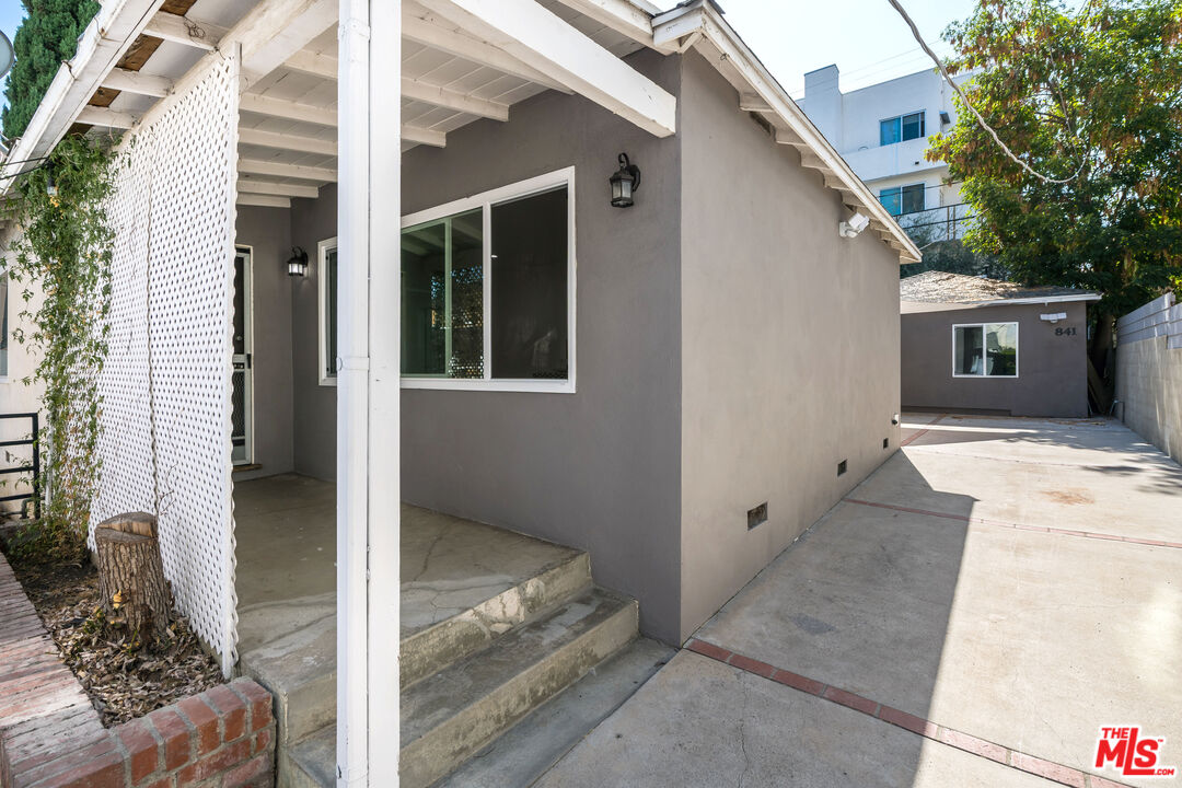 839 Wilcox Ave Unit: 1/2
