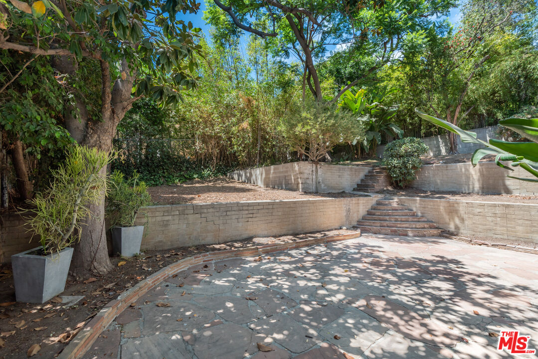 1909 N Normandie Ave