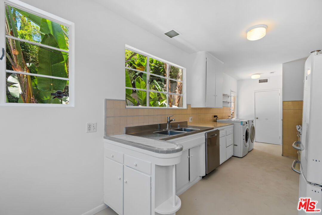 1909 N Normandie Ave