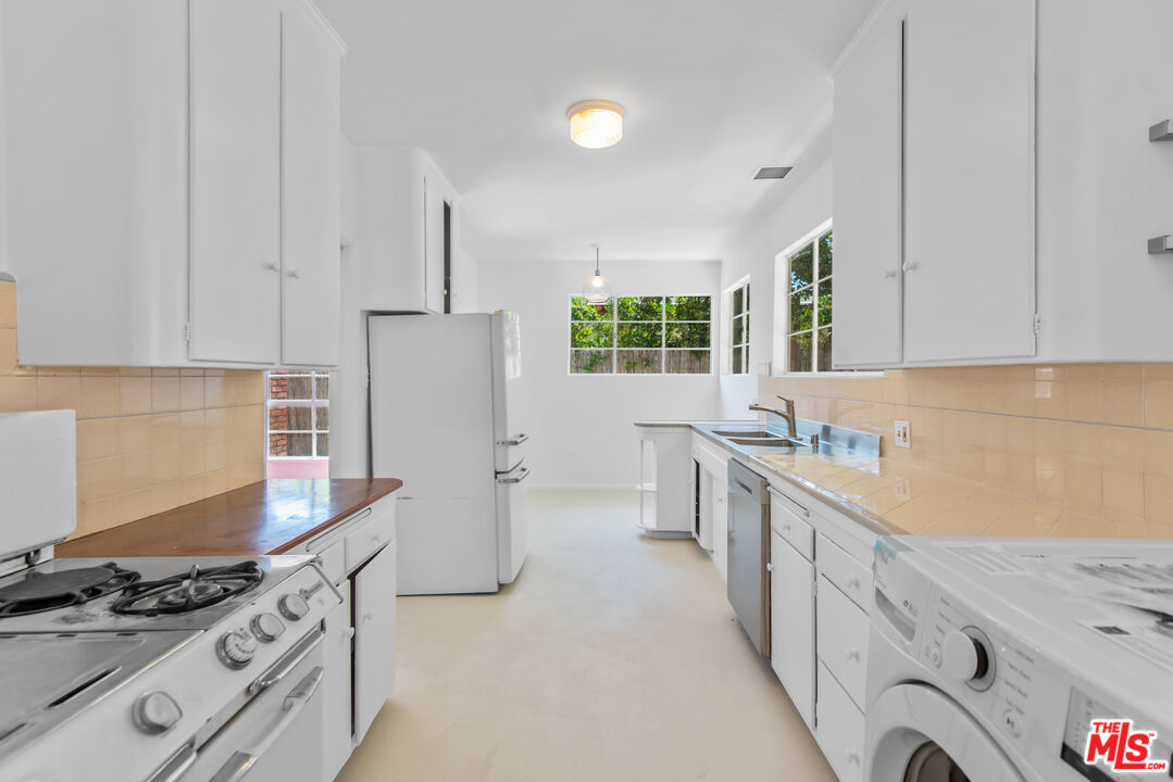 1909 N Normandie Ave