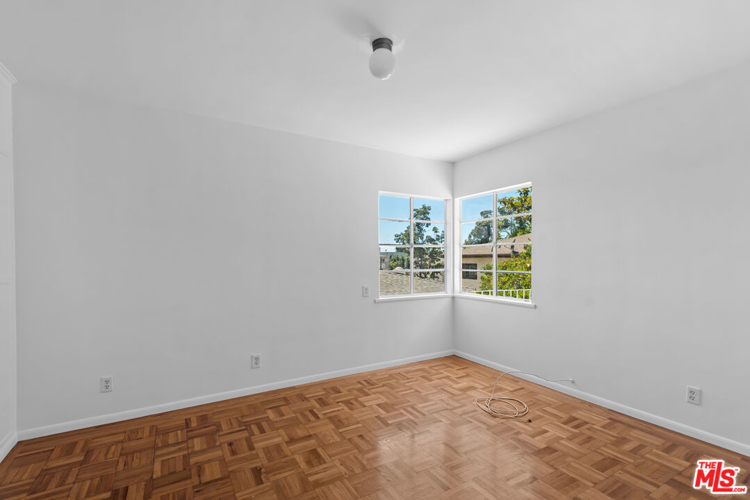 1909 N Normandie Ave