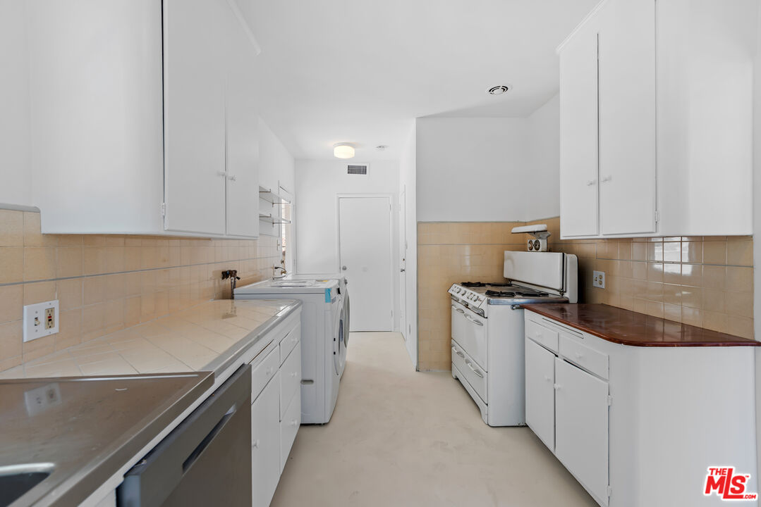 1909 N Normandie Ave