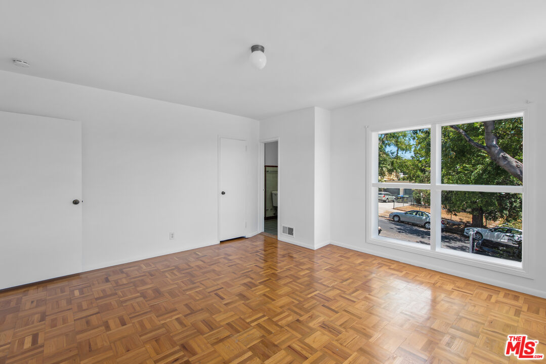 1909 N Normandie Ave