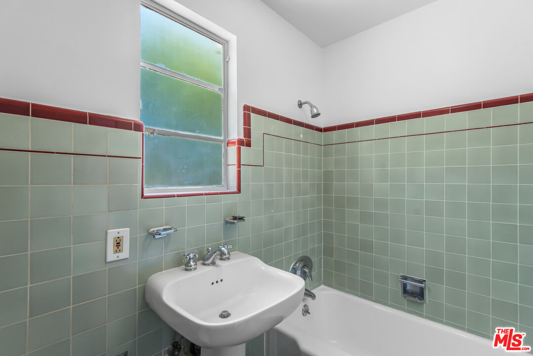 1909 N Normandie Ave