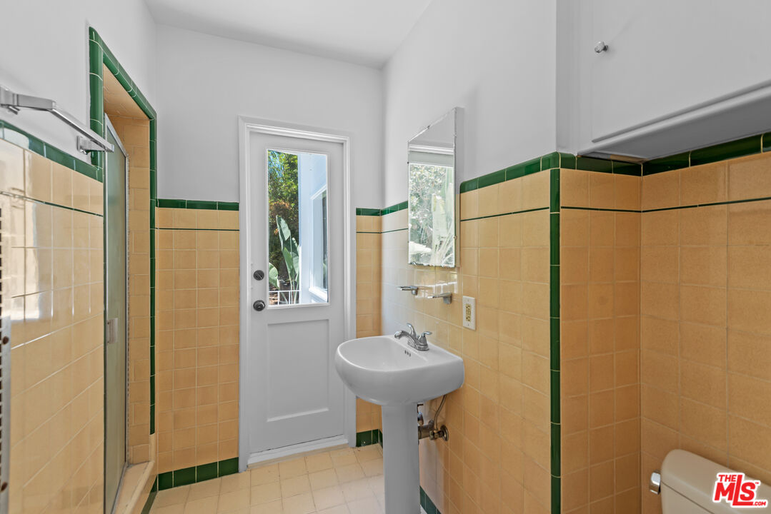 1909 N Normandie Ave