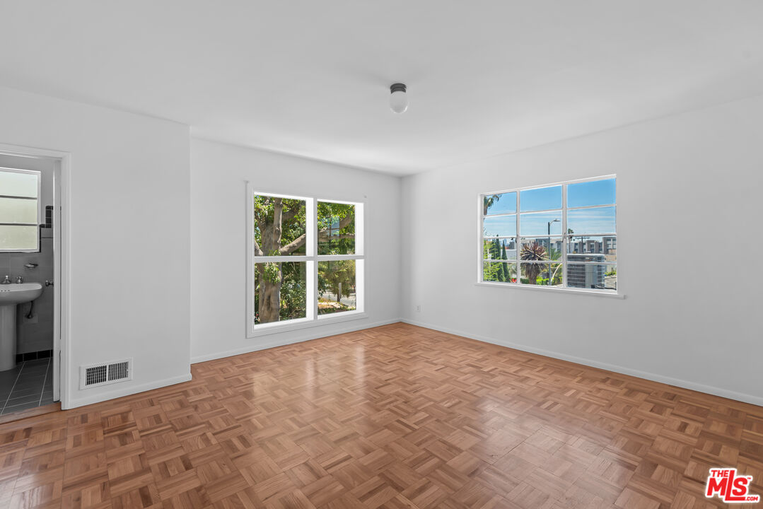 1909 N Normandie Ave