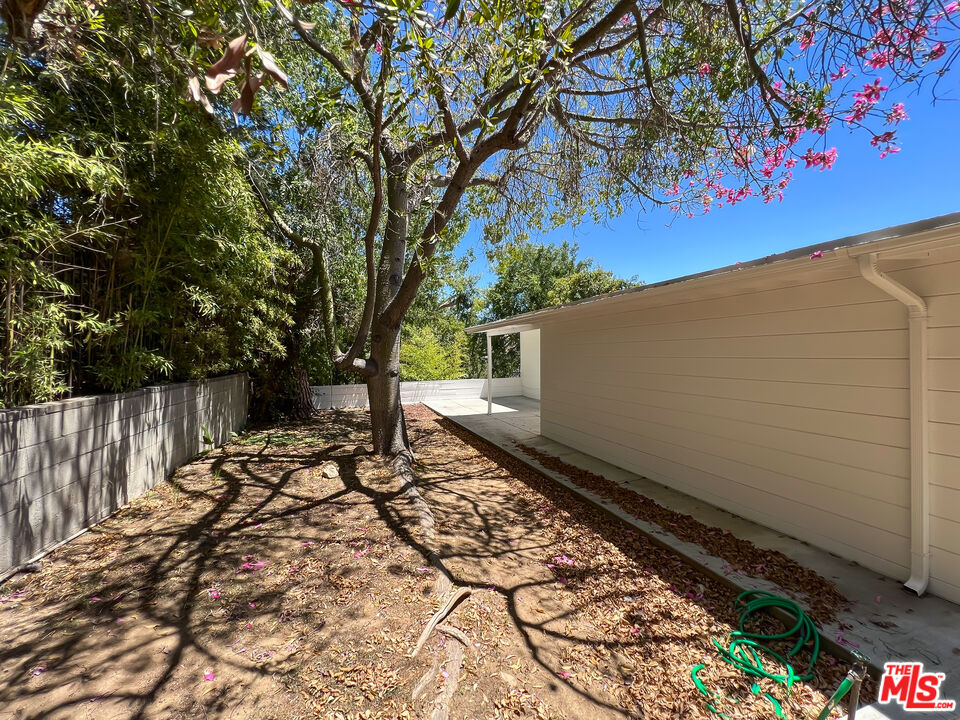 1909 N Normandie Ave