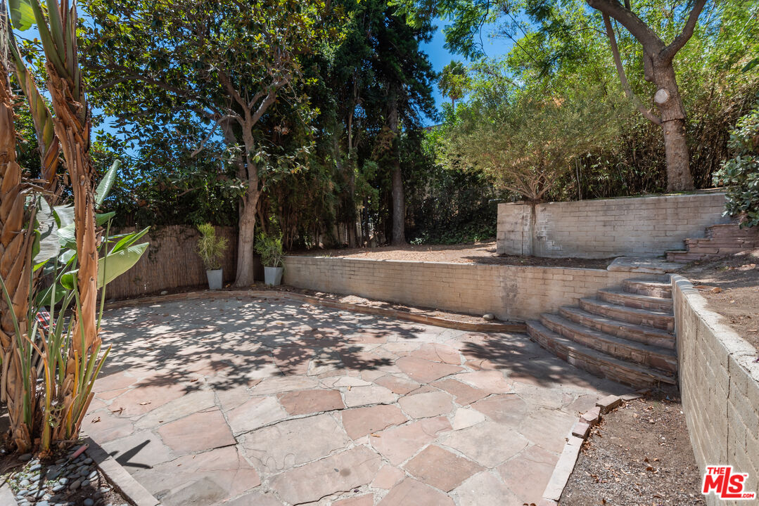 1909 N Normandie Ave