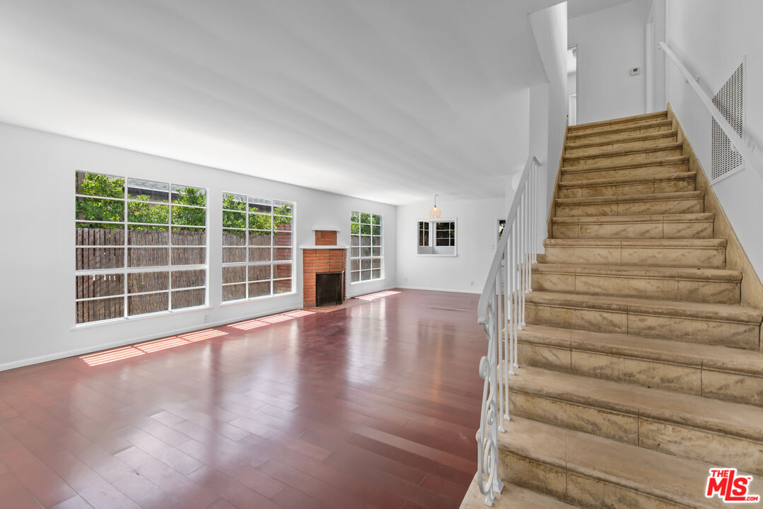 1909 N Normandie Ave