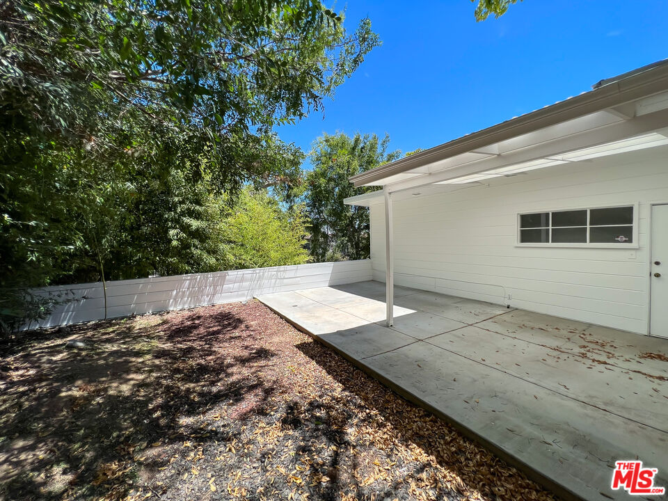 1909 N Normandie Ave