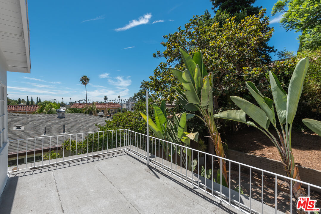 1909 N Normandie Ave