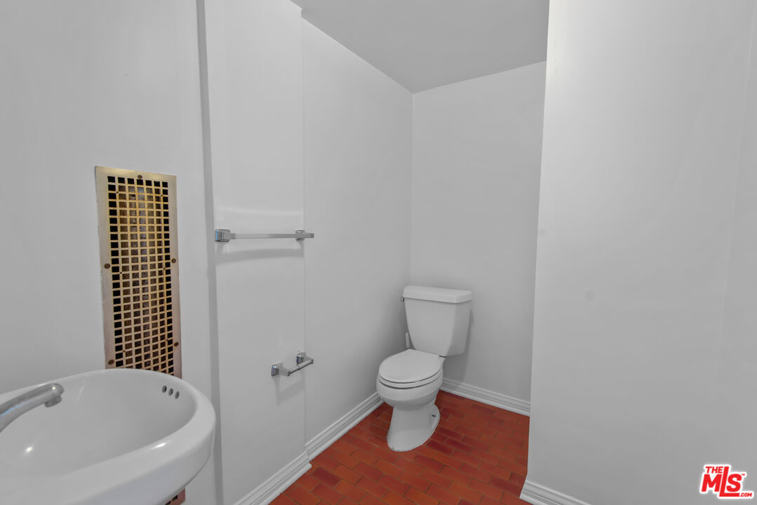 1909 N Normandie Ave