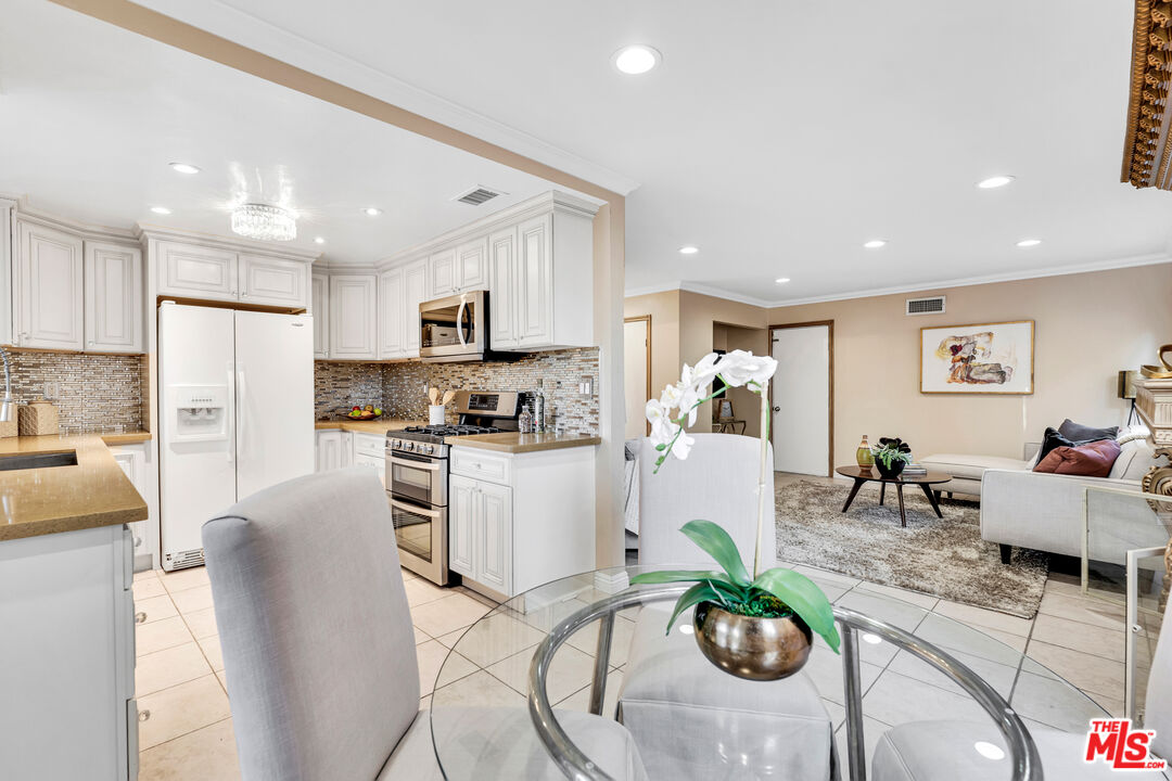 8333 Topeka Dr
