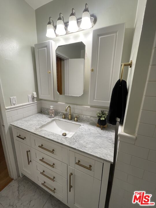 1020 Granville Ave Unit: 203