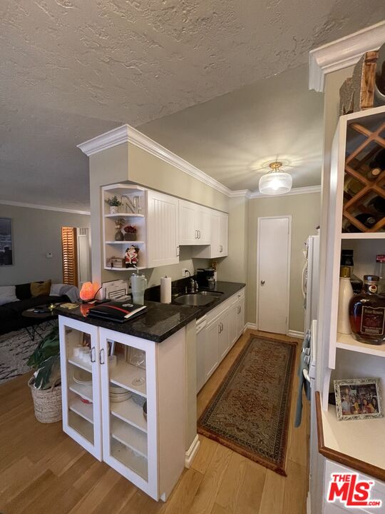 1020 Granville Ave Unit: 203