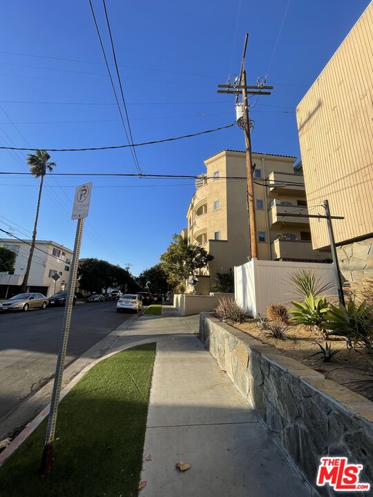 1020 Granville Ave Unit: 203