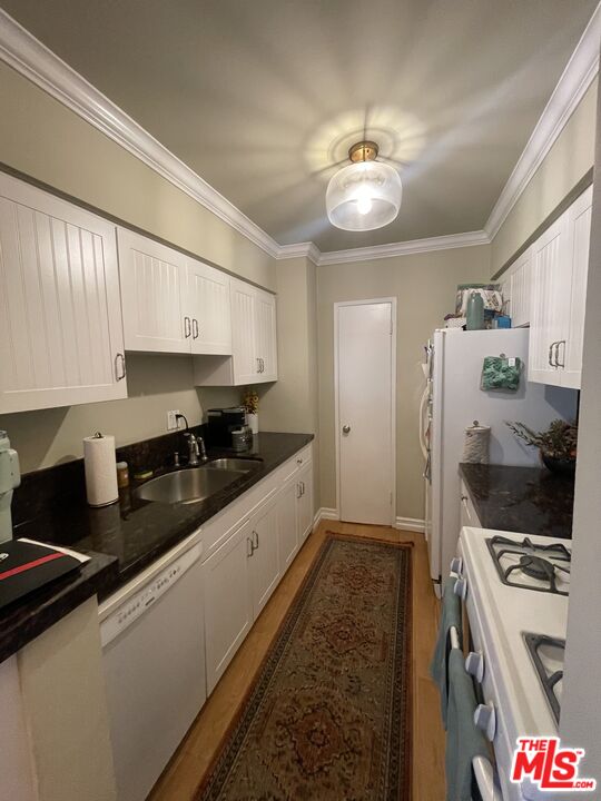 1020 Granville Ave Unit: 203